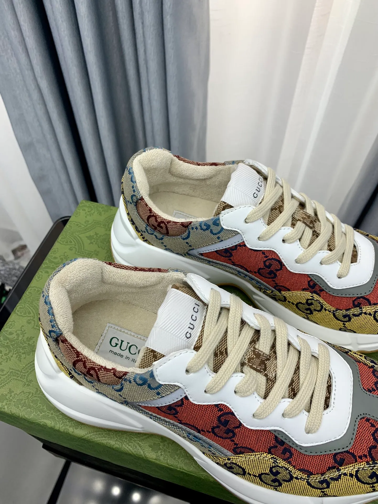 👟👟Ex-factory price 480👟👟 Gucci dad shoes for couples, distressed leather horn-shaped retro jogging shoes. The Balenciaga grandpa trend has subsided, ushering in GUCCI dad shoes, the trend leader in the fashion industry. The original shoes are molded and the original last is made by the Italian handmade foundry! [Gucci original dad shoes] Original surface: imported calfskin! Lining: Grade A hybrid lambskin! Outsole: The highest restoration sole. TPU material plus wear-resistant foam (anti-wear cushioning) ivory leather has been processed with an old-fashioned effect. The sole is 5cm high! The comfort level is excellent, killing all high-end versions on the market! Original logo outsole! 👣Size: Women’s size 35-40. Men's size 38-45. Women's heel with 🈚️logo! Men's heel with 🈶️logo!